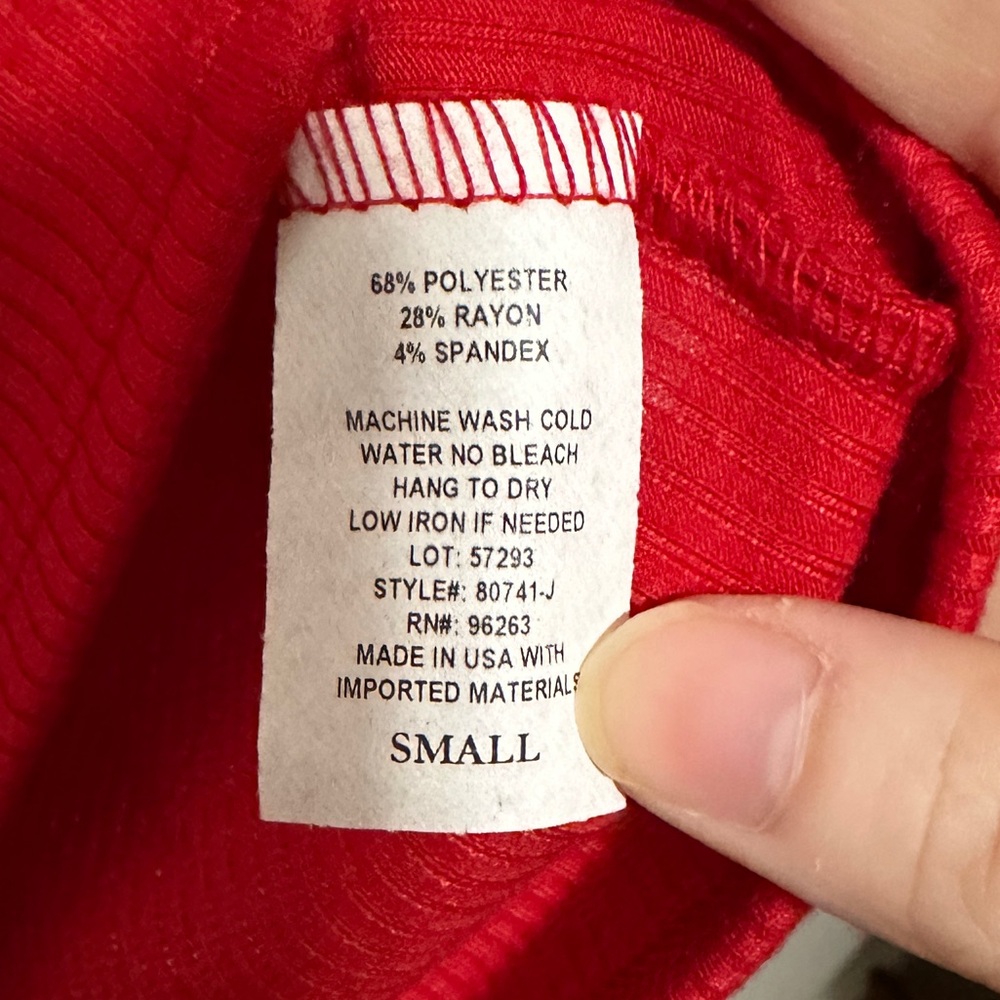 Olivia Rae basic Vneck tee - Picture 4 of 4